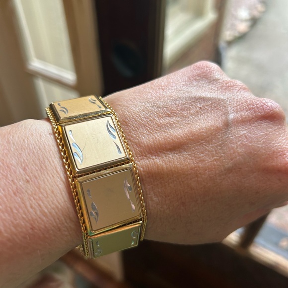 Stunning Gold Tone Mesh Panel Bracelet - Picture 1 of 9